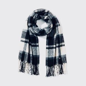 NWT Calvin Klein Plaid Blanket Scarf NWT
Black White